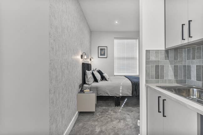 Private Parking and Bills Inclusive - Burton Road Main Photo