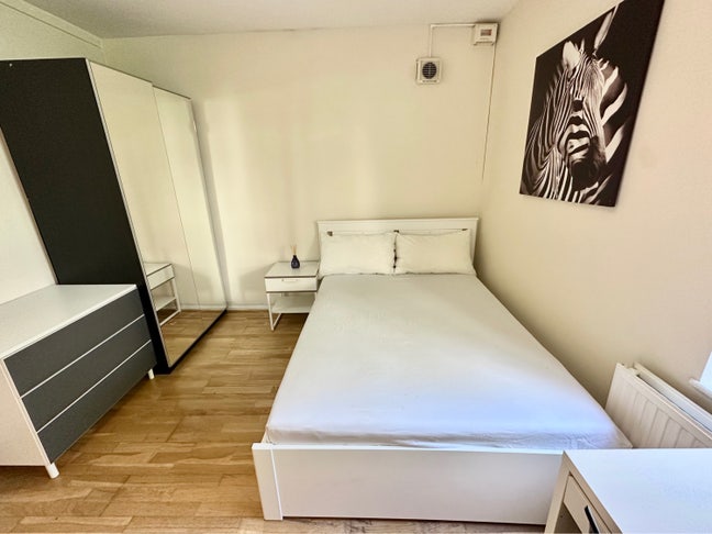 Room Available in Angel Black Friday  Main Photo