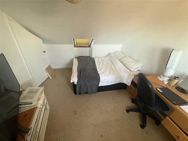 Top Floor Room available to rent off Cowley Rd Main Photo
