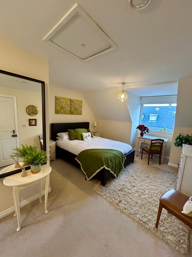 Stunning king size with en-suite & cleaner £875pm Main Photo