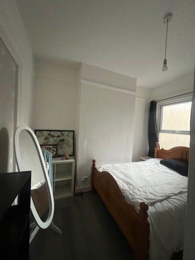 Room Available, 3 min walk from Leyton station  Main Photo