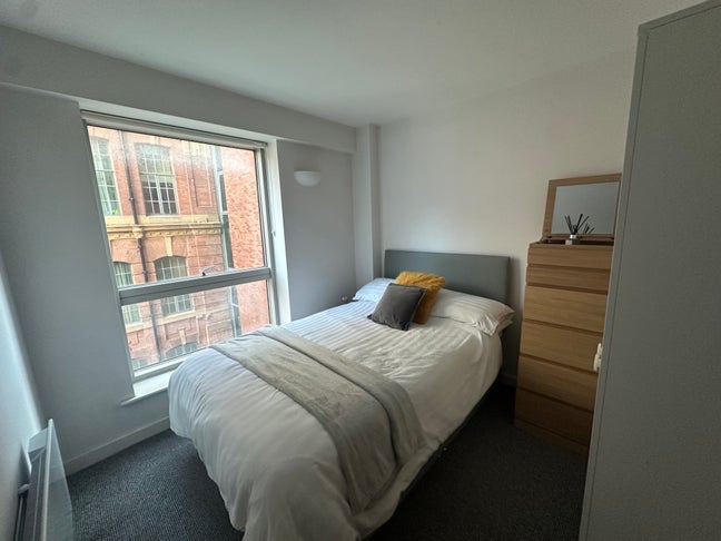 Double Room Available in Gorgeous Canal-Side Flat  Main Photo