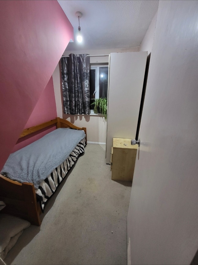 Single and double rooms to let in Langley (SL3 8AP Main Photo