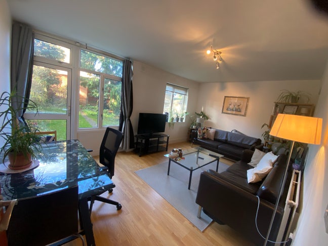 Super large double in homely Southfields flatshare Main Photo