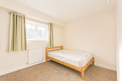 Modern Comfortable Ensuite Bedroom off Abingdon Rd Main Photo