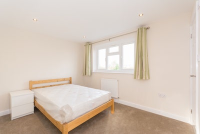 Modern Comfortable Ensuite Bedroom off Abingdon Rd Main Photo