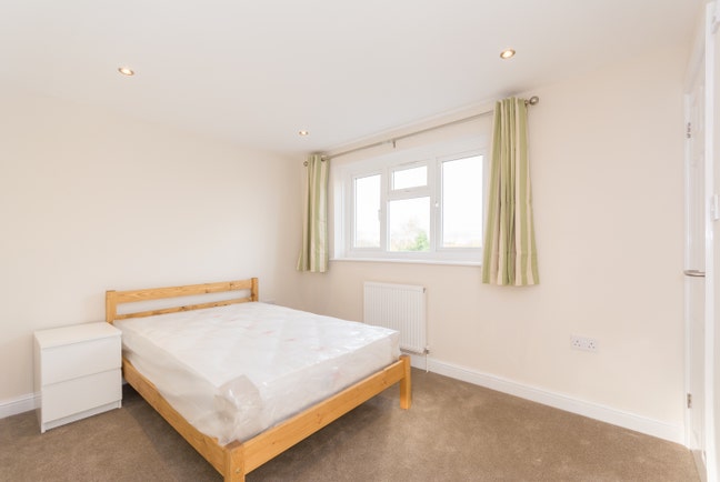 Modern Comfortable Ensuite Bedroom off Abingdon Rd Main Photo