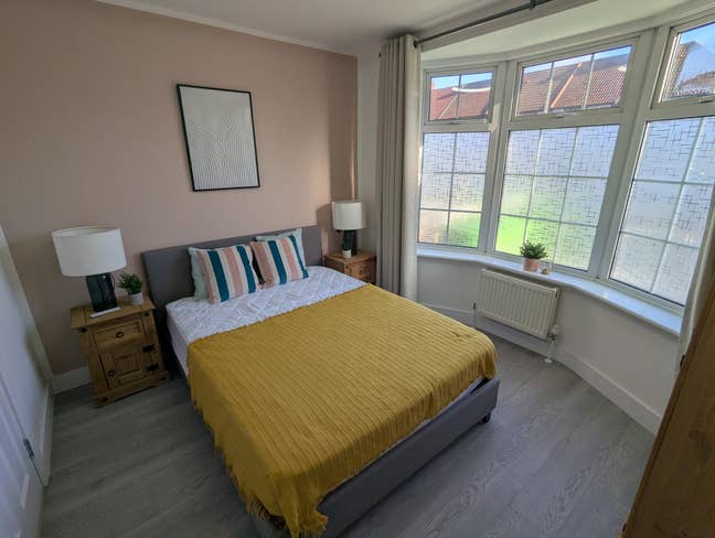 SM4 5JY Professional House Double/Ensuite Inc  Main Photo