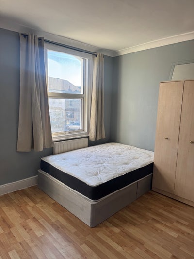 Large en-suite room in Forest Gate  Main Photo