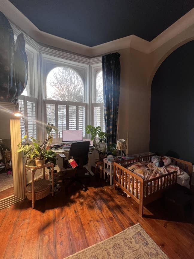 Spacious room under 10 mins walk to station Main Photo