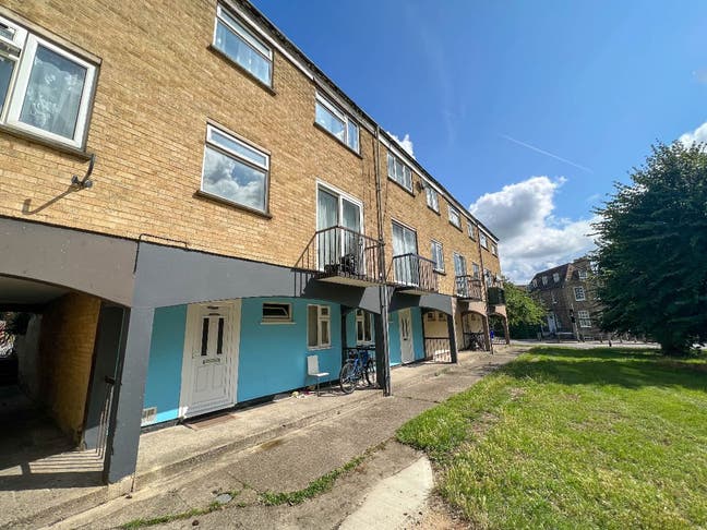 Double Room Available in Newmarket (8SMS5) Main Photo