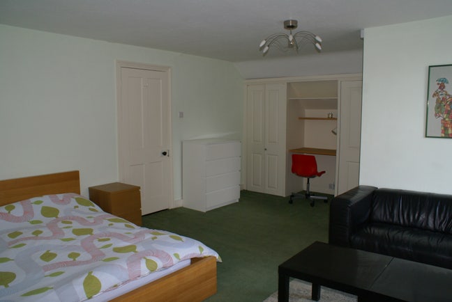 Large en-suite Room to let in Rochester Main Photo