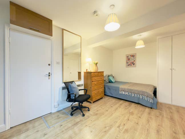 Burnt Oak Studio FlAT £975+Electric Main Photo