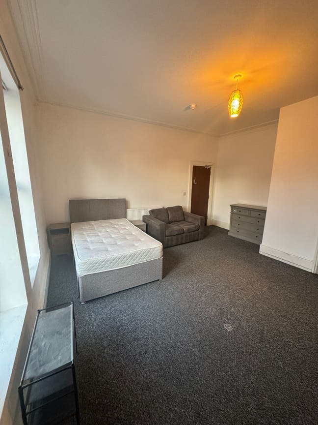 1 Large En Suite Double Room Available in L9! Main Photo