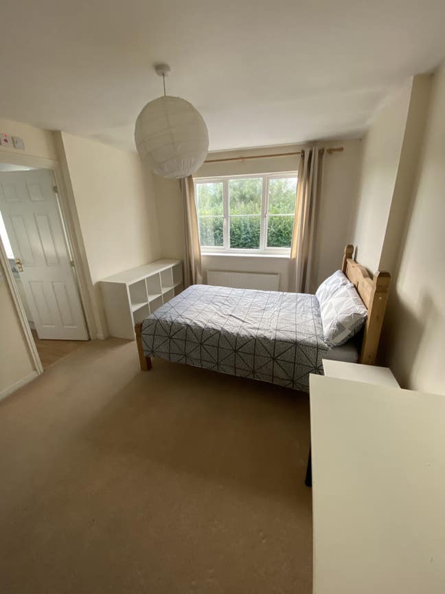 En-suite & double rooms available -all bills incl Main Photo