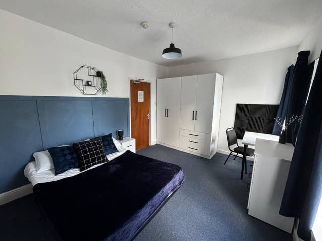 Spacious room with all bills included Main Photo