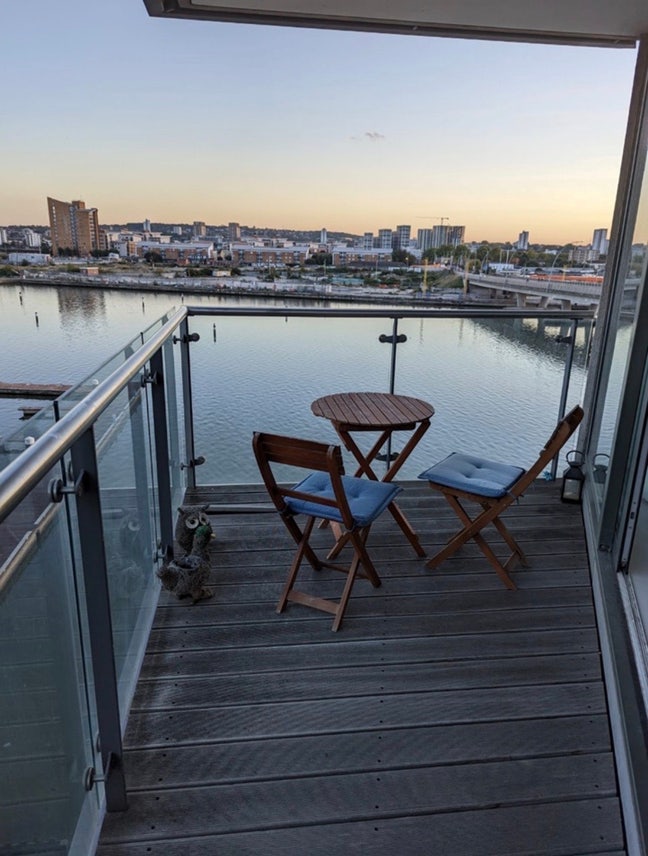 Bright Ensuite Room in Modern Riverside Flat Main Photo