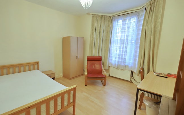 A large double bedroom near Surrey Quays Main Photo