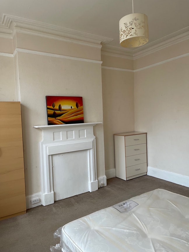Large double room, furnished,WIFI, bills included  Main Photo