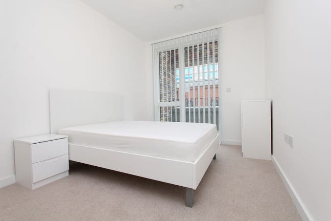 Modern en-suite with  terrace in Docklands E16  Main Photo