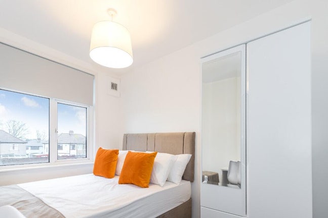 ⭐️🏠4 Large Double Rooms All Bills Included 🏠⭐️ Main Photo