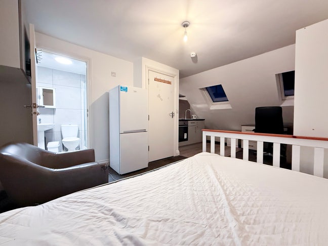 Large Loft Studio 5 Minutes Walk to Hounslow East Main Photo