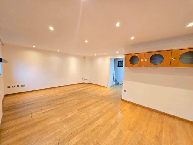 Three bedroom house to let with garden and off par Main Photo