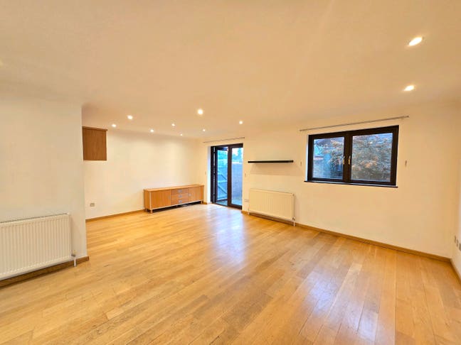 Three bedroom house to let with garden and off par Main Photo