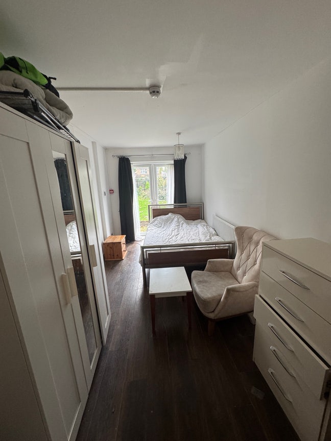 Double bedroom in a very clear house and area. Main Photo