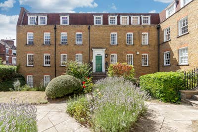 Stylish 2-Bed Period Flat near Finsbury Park Main Photo