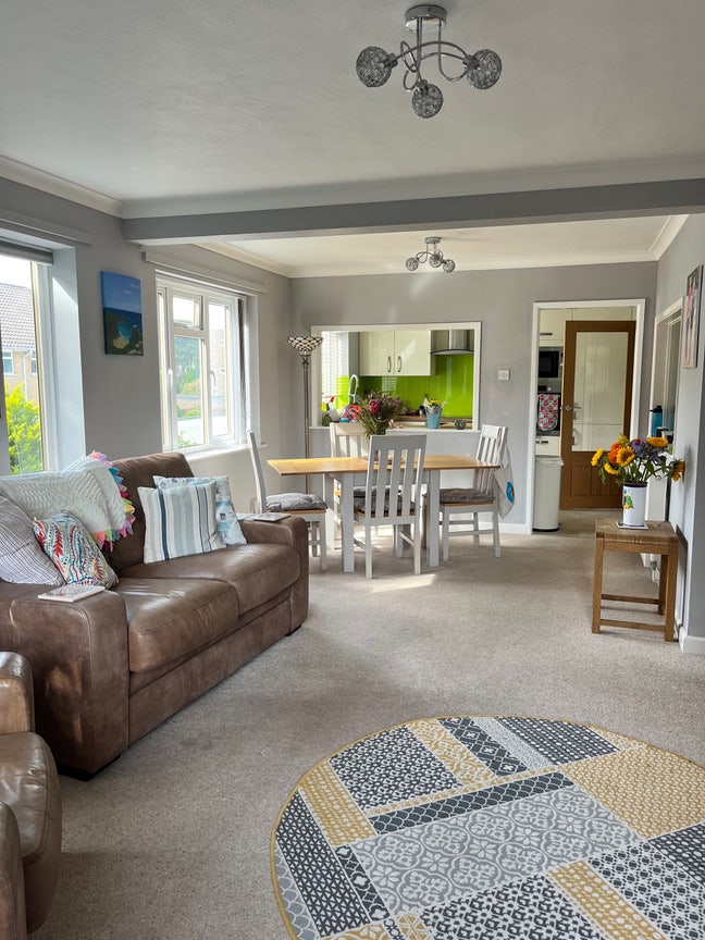 Double room in spacious Westbourne flat  Main Photo