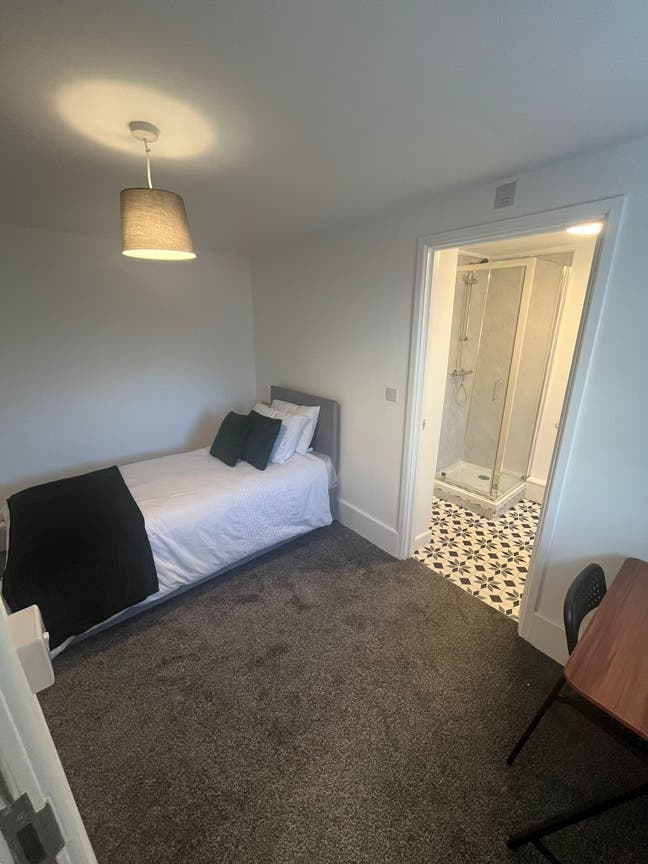 Jan 26 Ensuite Furnsihed Room- All Bills inc** Main Photo