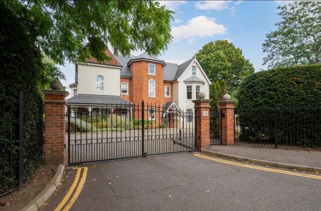 Weybridge - Double Bedroom, Double En-suite Main Photo