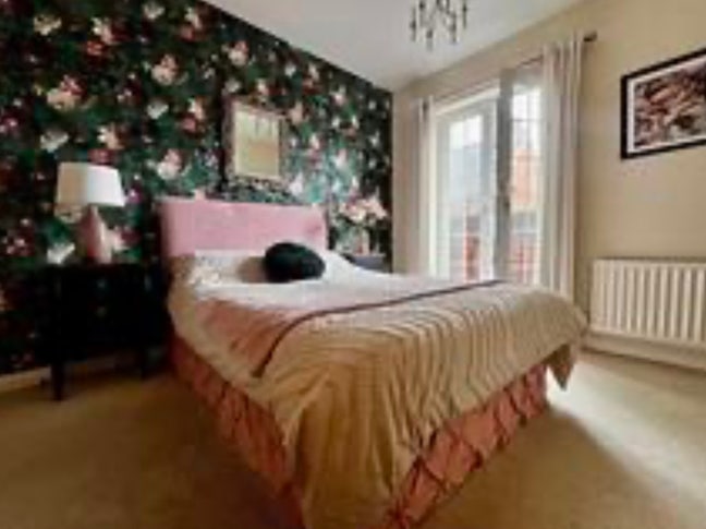 En-suite double bedroom with private kitchenette Main Photo