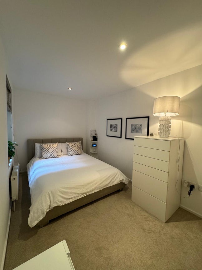 En-suite bedroom + private study  Main Photo