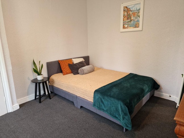 Spacious Double Room (Furnished) in a Shared House Main Photo