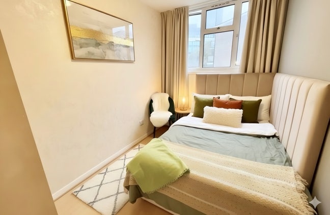 E14: Cosy Room - 5min to DLR - Gated & Lovely Area Main Photo