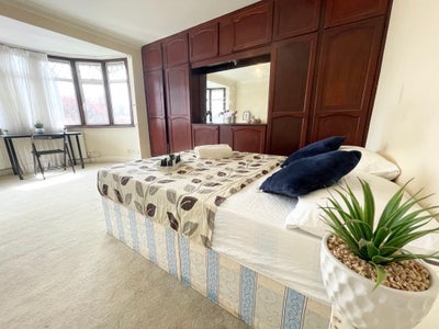 Massive Double Room in a Very Nice Place Main Photo