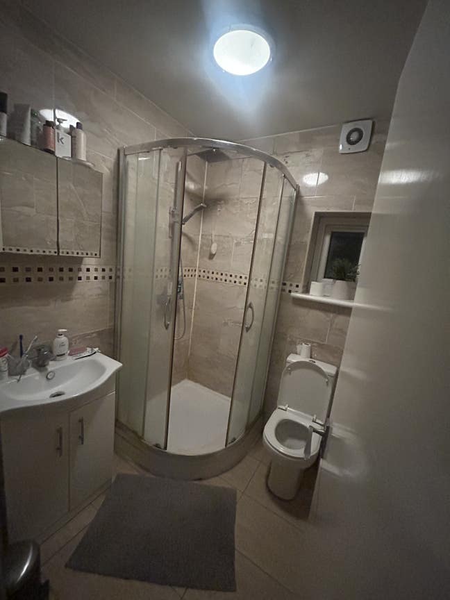 Spacious room in quiet street Main Photo