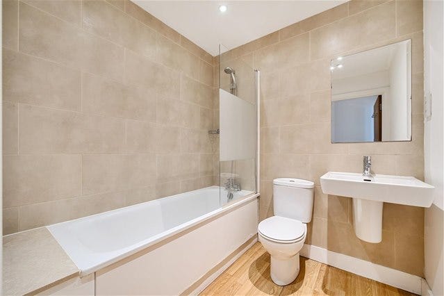 Double Room with Private Bathroom – Modern 2-Bed F Main Photo