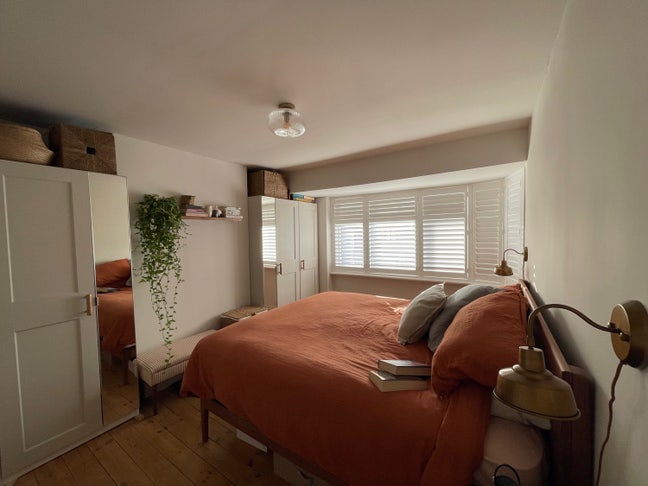 Recently refurbished double room for rent Main Photo