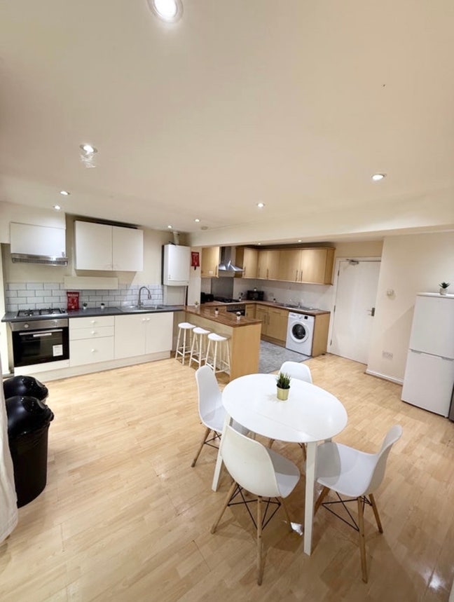 All Rooms Available, 2’ to Station Piccadilly Line Main Photo