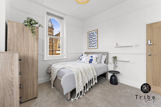 Female Flat Share - Large Room all bills Main Photo