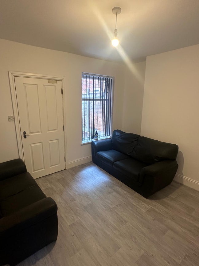 Room Available B29 Near High Street £0 Rent & Bill Main Photo