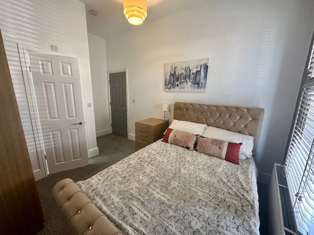 Large Double Ensuite in refurbished spacious house Main Photo