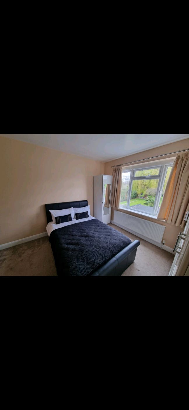 Spacious Double Room available in a shared home Main Photo