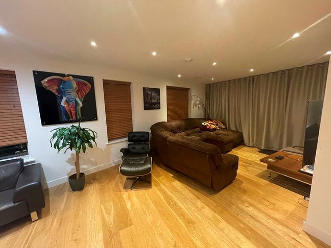 Immediately Available – Large Double Room • All-in Main Photo