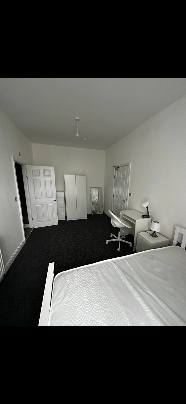 1 ensuite room available / £200 deposit only Main Photo