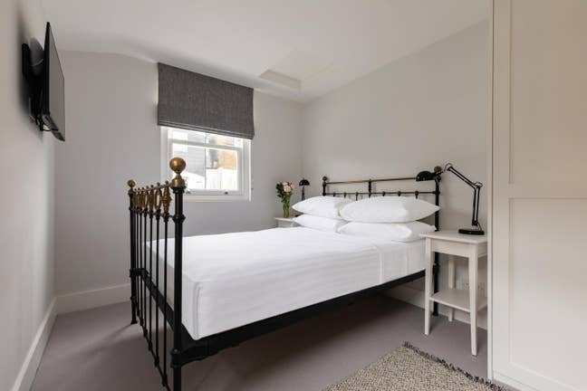 Dble Bedroom with Private Sole Use Bathroom in W6 Main Photo