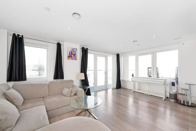 Spacious fully furnished double room riverside Main Photo